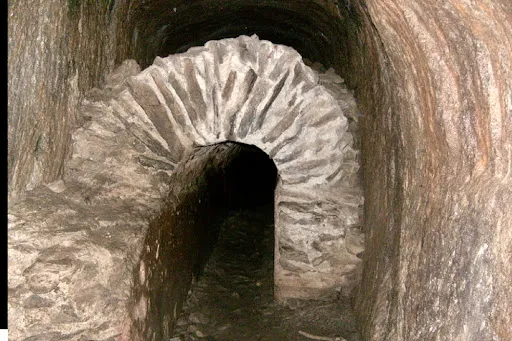 Aqueduc romain du gier Chagnon : La Cave du Curé : à Rive-de-Gier